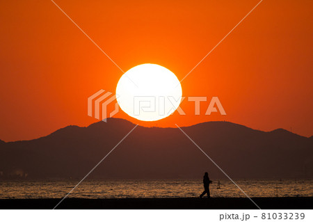 釣りスポットと美しい夕日 81033239