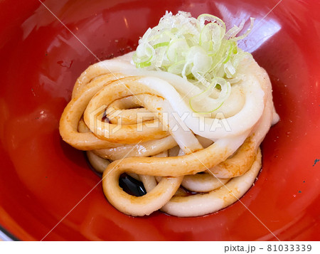 刻みネギがのった、伊勢名物の冷たい伊勢うどん 81033339