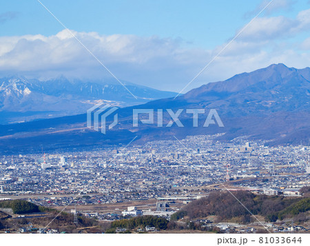 12月(冬)、日陰山隧道(日陰山トンネル)付近から見た甲府盆地 山梨県甲府市 12月(冬)、日陰山隧道(日陰山トンネル)付近から見た甲府盆地 山梨県甲府市 81033644