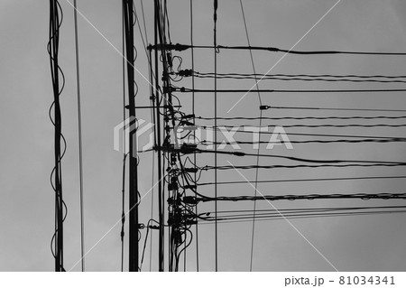 市街地の電線 市街地の電線 81034341