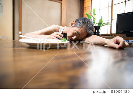 シニア男性 晩酌 酒 アル中 シニア男性 晩酌 酒 アル中 81034489