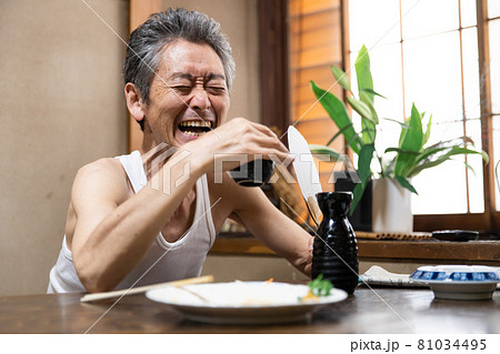 シニア男性　晩酌　酒　アル中 81034495