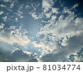 雲と青空を見上げる 81034774