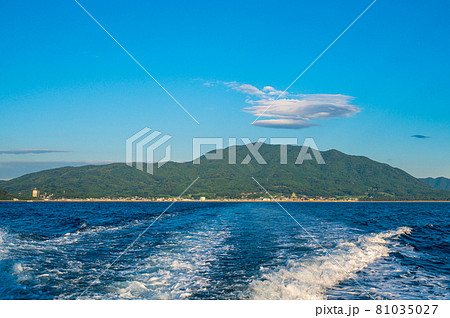 夏の美しい青空の港　鐘崎港 81035027