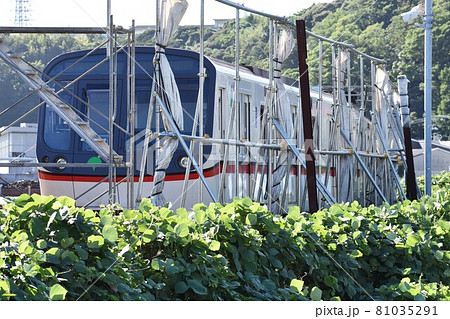 車両工場で解体中の都営地下鉄浅草線5300形 車両工場で解体中の都営地下鉄浅草線5300形 81035291