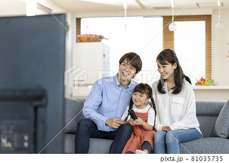 テレビを観る若いファミリー テレビを観る若いファミリー 81035735