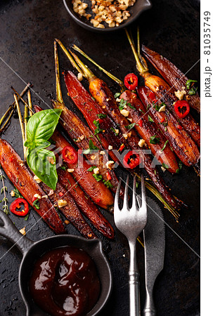 Baked carrot glazed with soy sauce and honey 81035749
