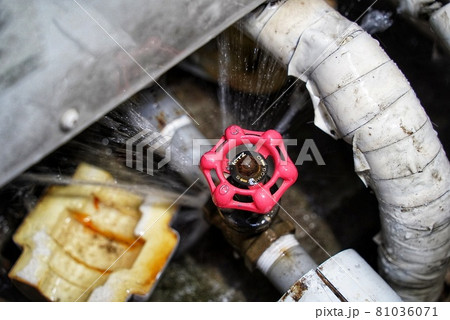 水道管が老朽化して水道管破裂状態 水道管が老朽化して水道管破裂状態 81036071
