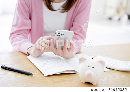 家計簿をつける女性 81036086