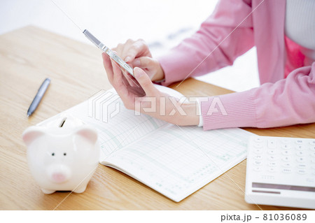 家計簿をつける女性 81036089