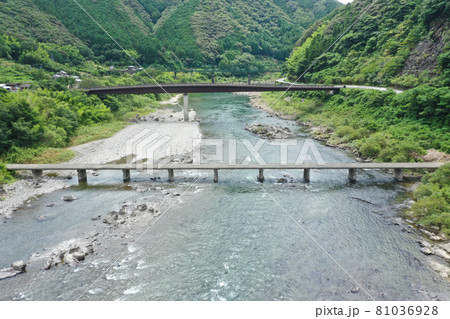 高知県四万十市 中半家沈下橋の風景 高知県四万十市 中半家沈下橋の風景 81036928
