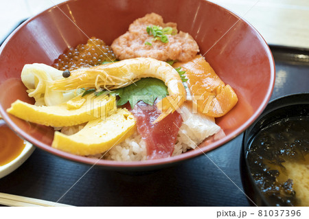 美味しい海鮮丼 81037396