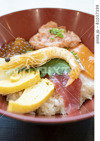 美味しい海鮮丼 81037399
