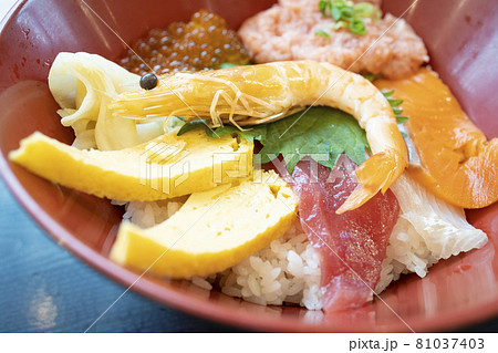 美味しい海鮮丼 81037403