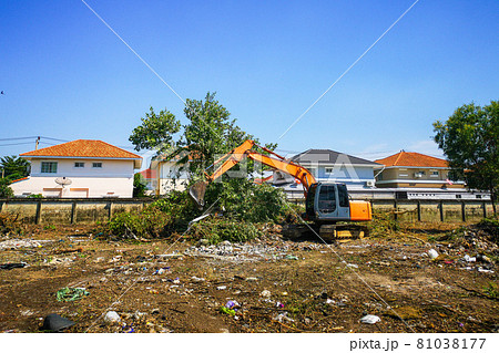 Makro is adjusting the soil in the construction preparation area. Makro is adjusting the soil in the construction preparation area. 81038177