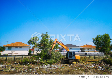 Makro is adjusting the soil in the construction preparation area. 81038179