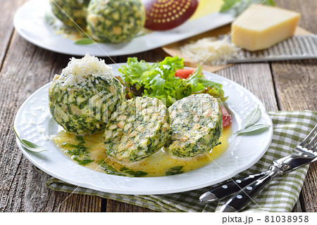 South Tyrolean spinach dumplings made of white bread and spinach, served with butter and parmesan 81038958
