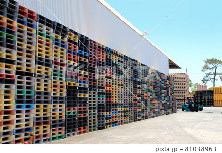 工場でパレットを運ぶフォークリフト 81038963