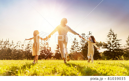 Happy family at sunset Happy family at sunset 81039035