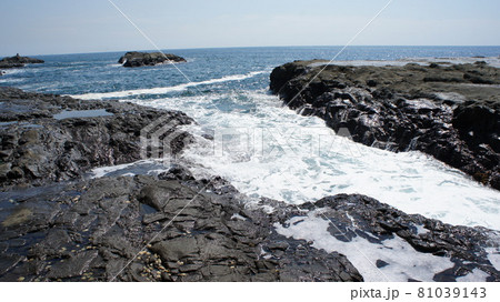 荒れた日本海の風景 81039143