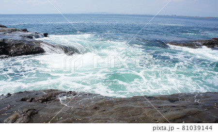 荒れた日本海の風景 荒れた日本海の風景 81039144