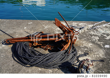 堤防に放置されたイカリとロープ 81039490