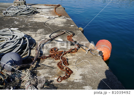 堤防に放置された漁具のロープとクサリ 81039492