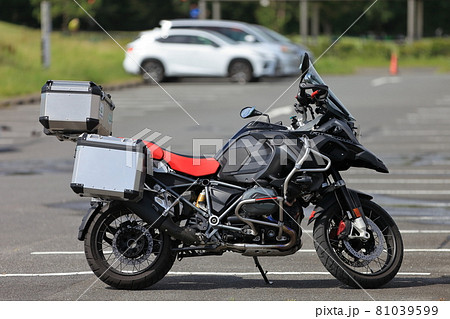 駐車中のオートバイ 81039599
