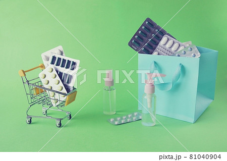 Toy trolley with various pills and capsules, spray on a bright background with copy space, the concept of medicine, pharmacy, drug delivery, sales Toy trolley with various pills and capsules, spray on a bright background with copy space, the concept of medicine, pharmacy, drug delivery, sales 81040904