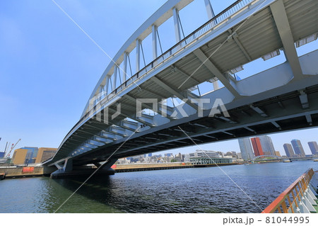 東京　隅田川　水上バスからの眺め　築地大橋 81044995