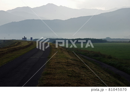 早朝の静寂な肝属川沿いの風景 早朝の静寂な肝属川沿いの風景 81045070