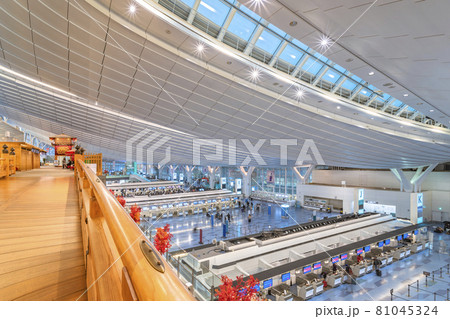 [東京・大田] 羽田空港国際線ターミナルの出発ロビーを見下ろす羽田日本橋のレプリカ。 81045324