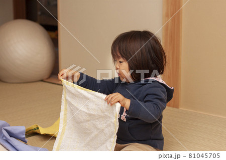 洗濯物を広げるこども 81045705