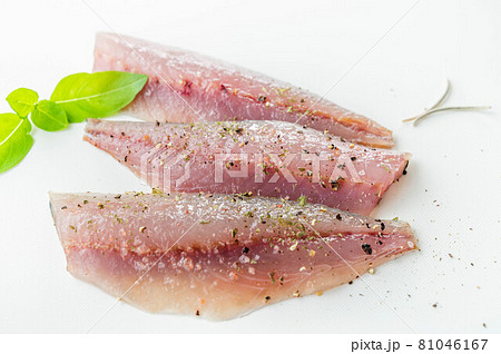 塩コショウしたアジの切り身 塩コショウしたアジの切り身 81046167