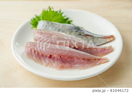 アジの三枚おろし 81046172
