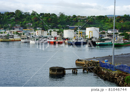 ガダルカナル島のホニアラ港の港湾風景を撮る ガダルカナル島のホニアラ港の港湾風景を撮る 81046744