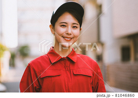 赤いつなぎを着た若い女性 81046860