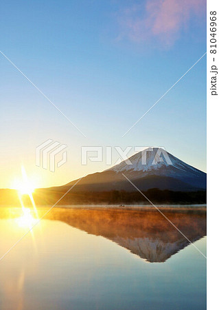 富士山と初日の出の写真素材