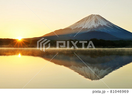 富士山と初日の出 富士山と初日の出 81046969