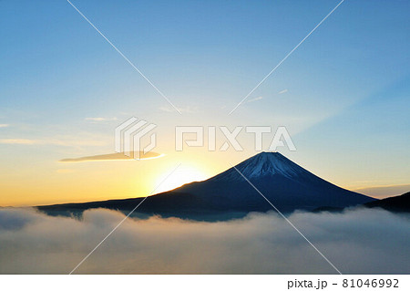 雲海の夜明けと富士山 81046992
