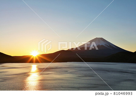 日出ずる国　富士山と初日の出 81046993