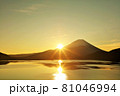 日出ずる国　富士山と初日の出 81046994