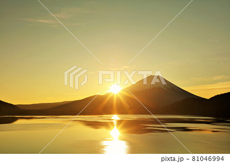 日出ずる国 富士山と初日の出の写真素材