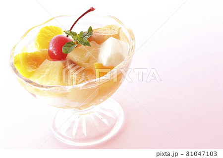 牛乳かんやパイン、マンゴー、白桃、チェリー、ミカンなど沢山のフルーツが入ったフルーツポンチ 牛乳かんやパイン、マンゴー、白桃、チェリー、ミカンなど沢山のフルーツが入ったフルーツポンチ 81047103