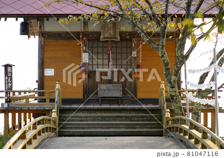 朝日を浴びる浮木神社 田沢湖 朝日を浴びる浮木神社 田沢湖 81047116