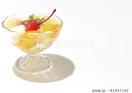 牛乳かんやパイン、マンゴー、白桃、チェリー、ミカンなどのフルーツが入ったフルーツポンチを白背景で撮影 81047192