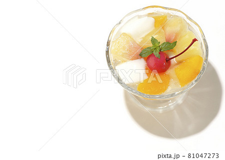 牛乳かんやパイン、マンゴー、白桃、チェリー、ミカンなどが入ったフルーツポンチを白背景で俯瞰撮影 81047273