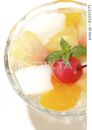 牛乳かんやパイン、マンゴー、白桃、チェリー、ミカンなどが入ったフルーツポンチを白背景で俯瞰撮影 81047275