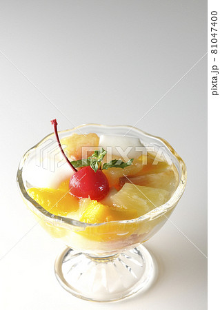 牛乳かんやパイン、マンゴー、白桃、チェリー、ミカン等のフルーツが入ったフルーツポンチを白背景で撮影 81047400