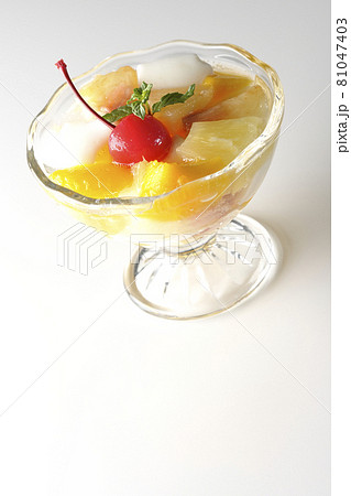 牛乳かんやパイン、マンゴー、白桃、チェリー、ミカン等のフルーツが入ったフルーツポンチを白背景で撮影 81047403